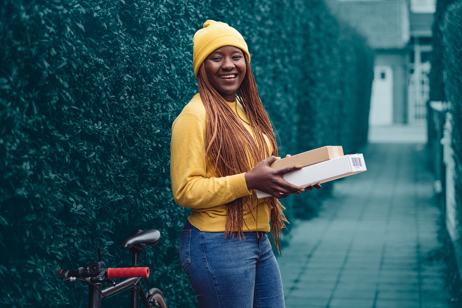 Asendia_end-user_woman_Parcels-7-medium (1)